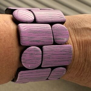 EUC RETRO elasticized purple block bracelet. Different sized blocks, lightweight